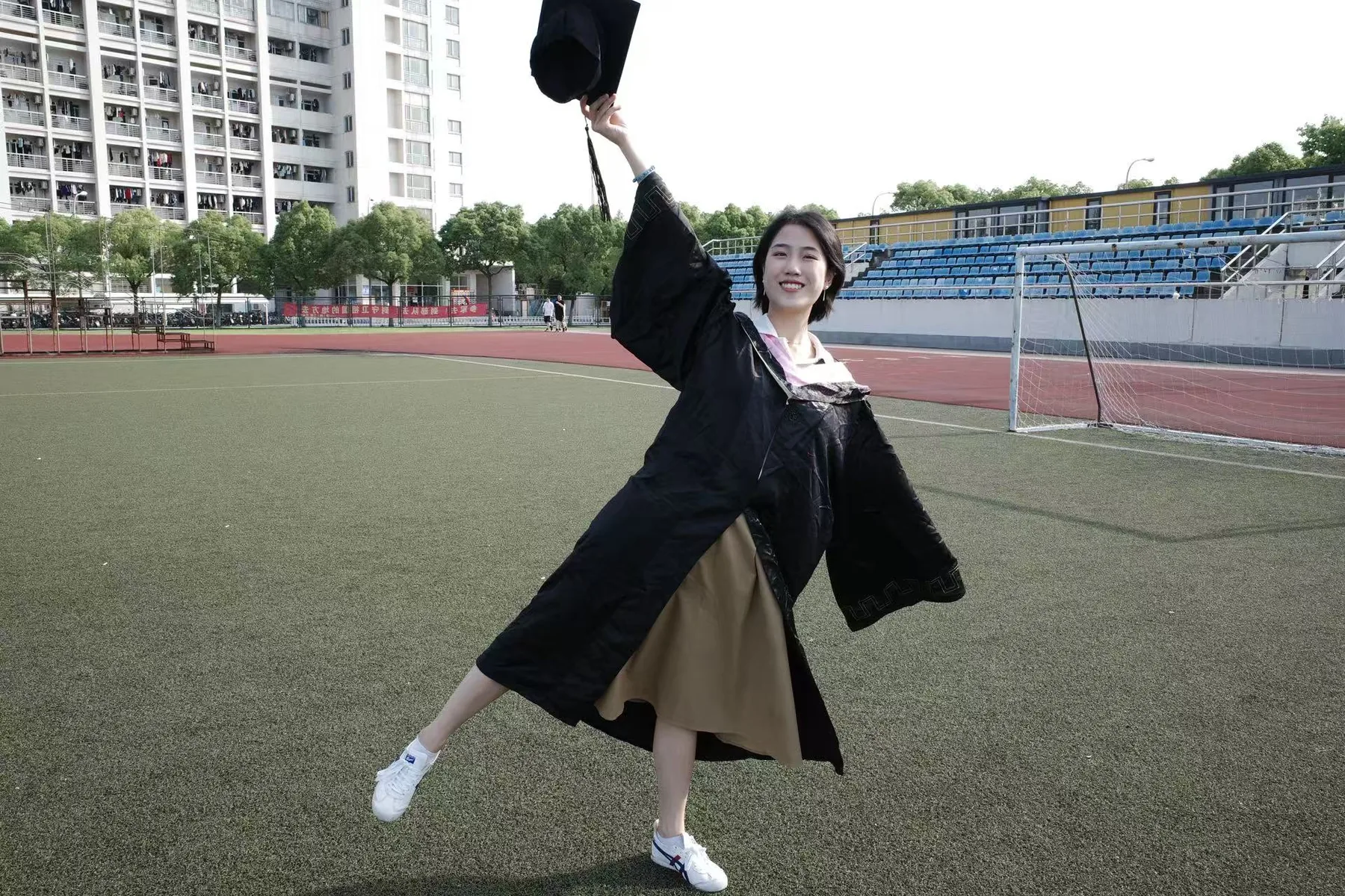 Isabella 在上海第二工业大学毕业时的原始照片